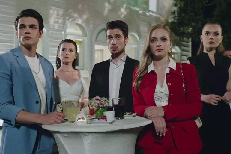 Con su papel como Mert Karaman en 'İçimizdeki Ateş', Demirhan lograba la popularidad como Mert Karaman