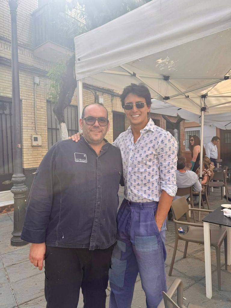 Roca Rey, comiendo el pasado viernes en un restaurante de Sevilla