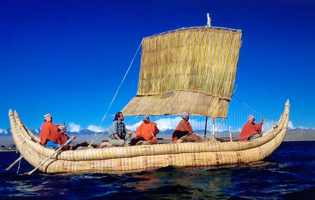 Kitín Muñoz en una balsa Yampú