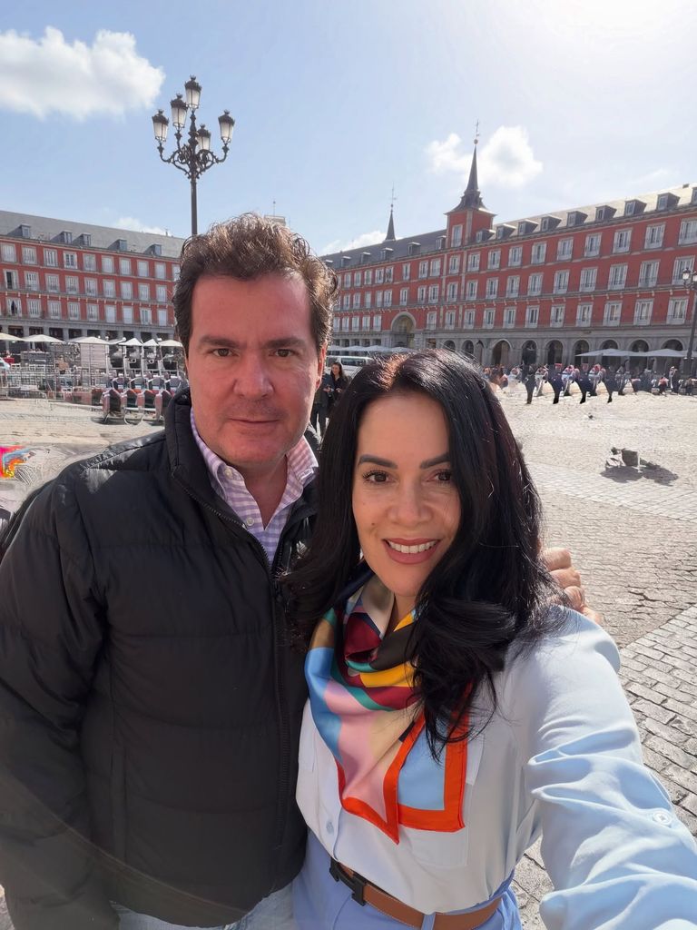 América Guinart su esposo en la Plaza Mayor de Madrid