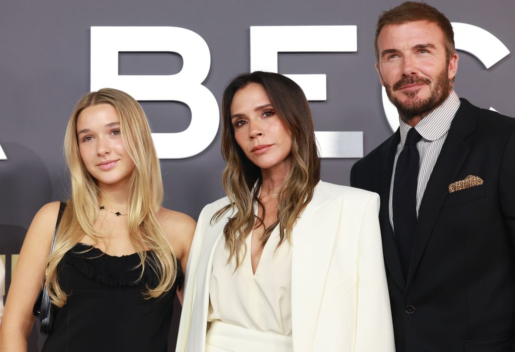 Harper Beckham, Victoria Beckham y David Beckham en el estreno del documental de Victoria Beckham en Londres, el 8 de octubre de 2025