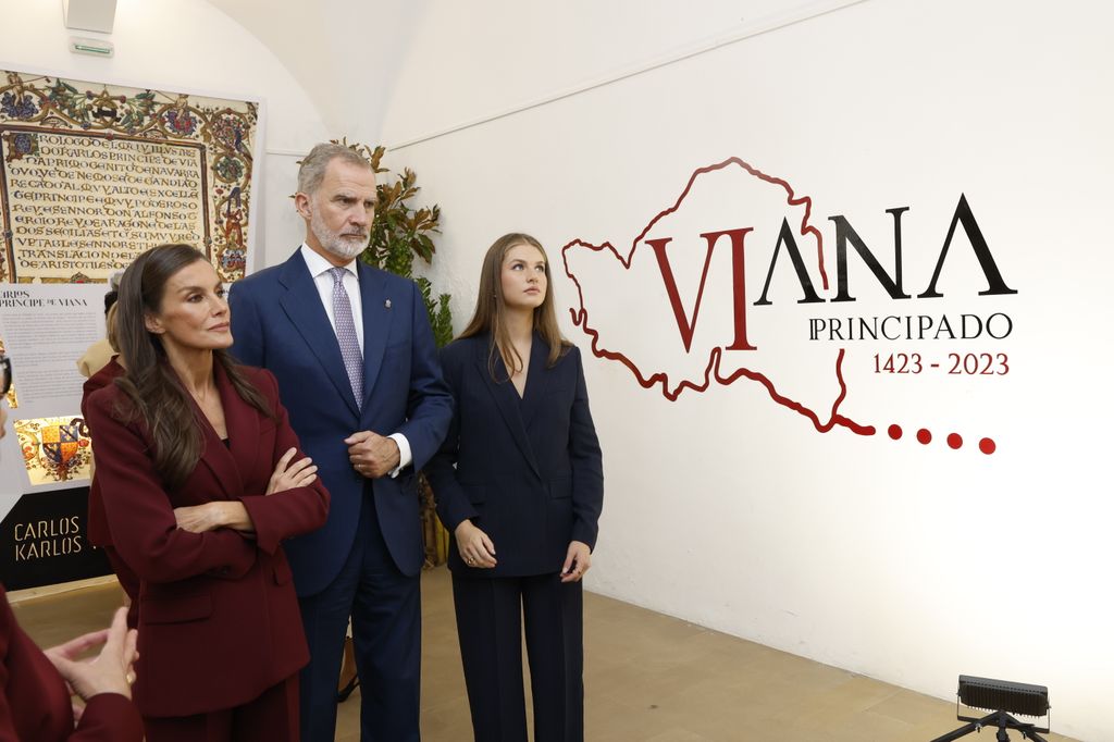 Los Reyes y Leonor en la exposición con motivo del 6º centenario del Título de Viana 