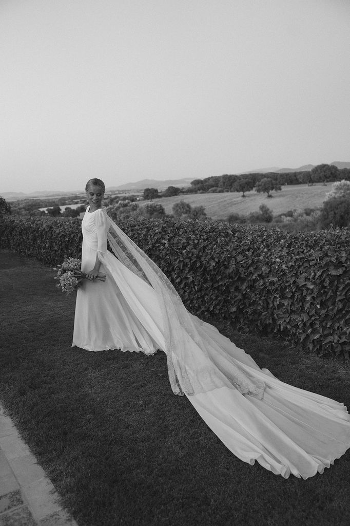 Victoria con un vestido drapeado, mangas de georgette y mantilla antigua de Fátima González
