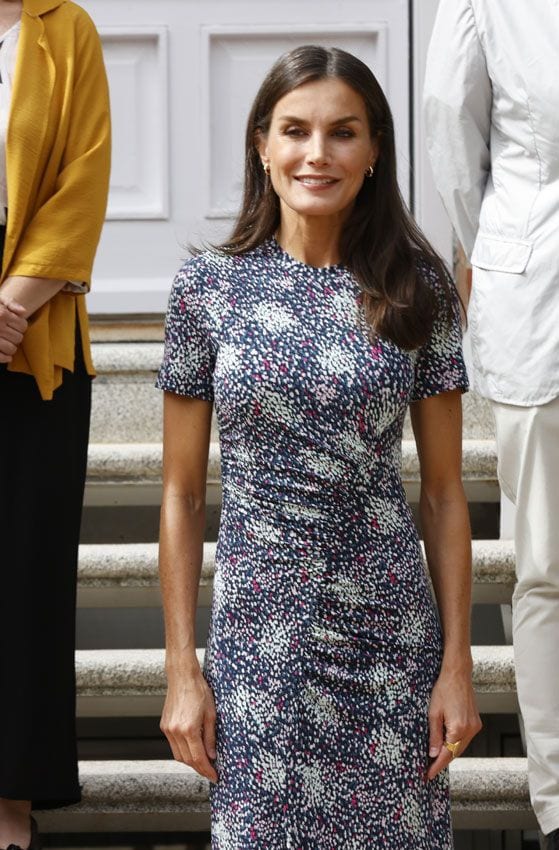 Reina Letizia: su vestido puntillista con tacones rojos 