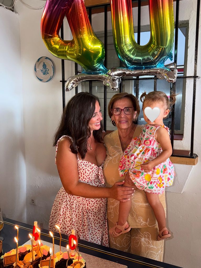 Anabel, junto a su madre Merchi y su hija Alma