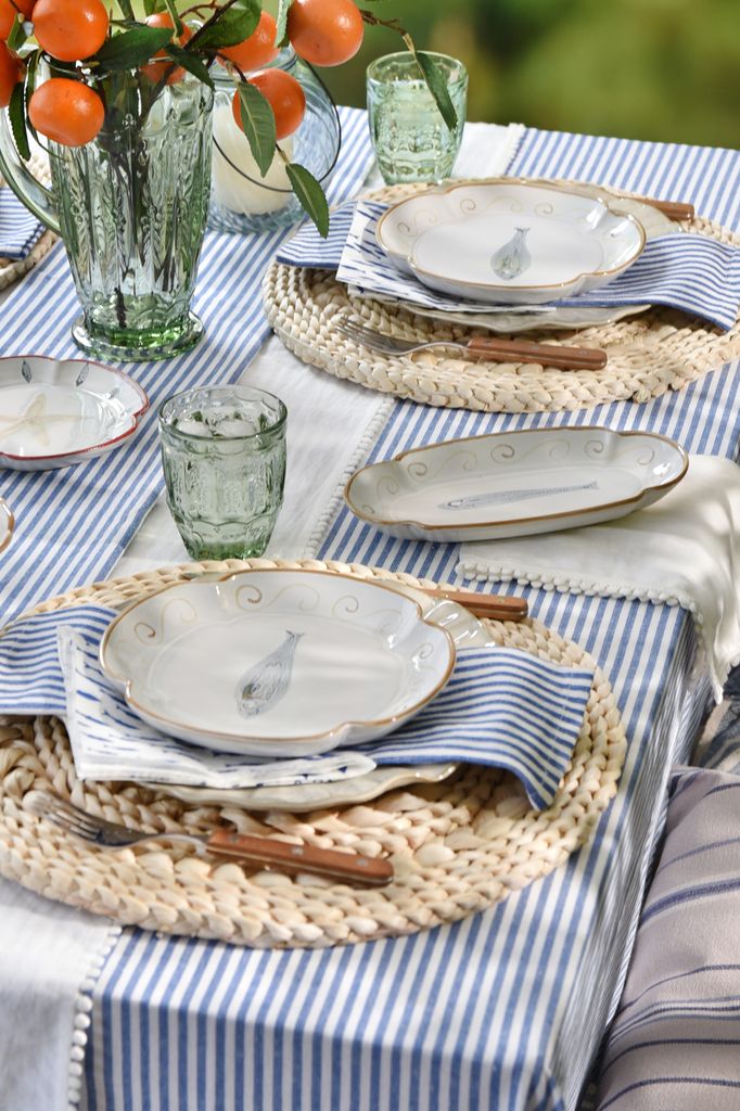 Mesa de verano decorada en blanco, azul y fibra