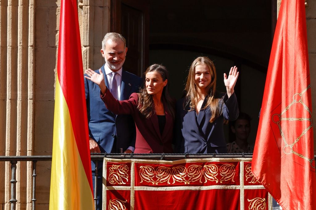 Los Reyes y Leonor saludan desde el balcón del Ayuntamiento de Viana