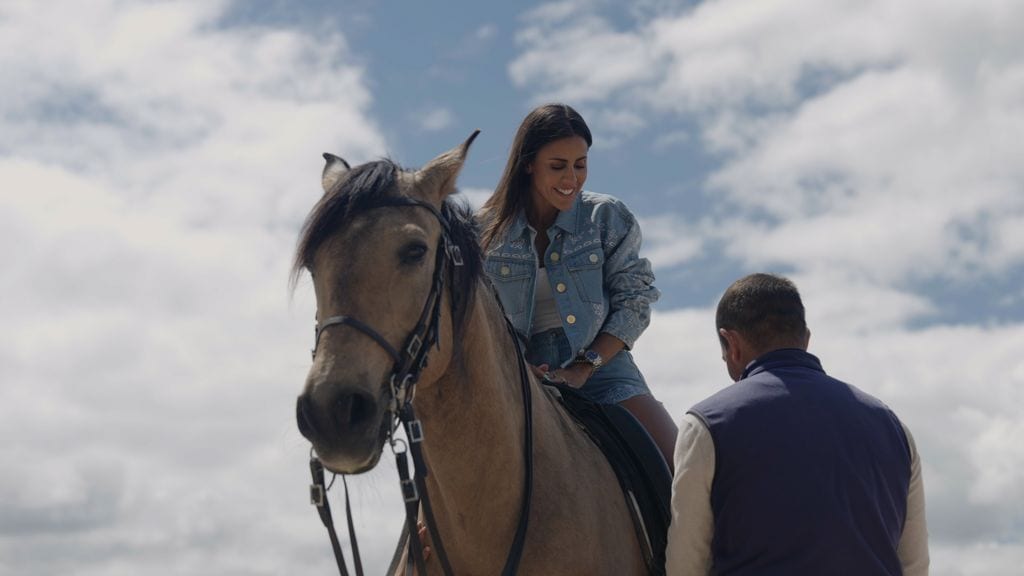 Carolina Patrocínio a caballo