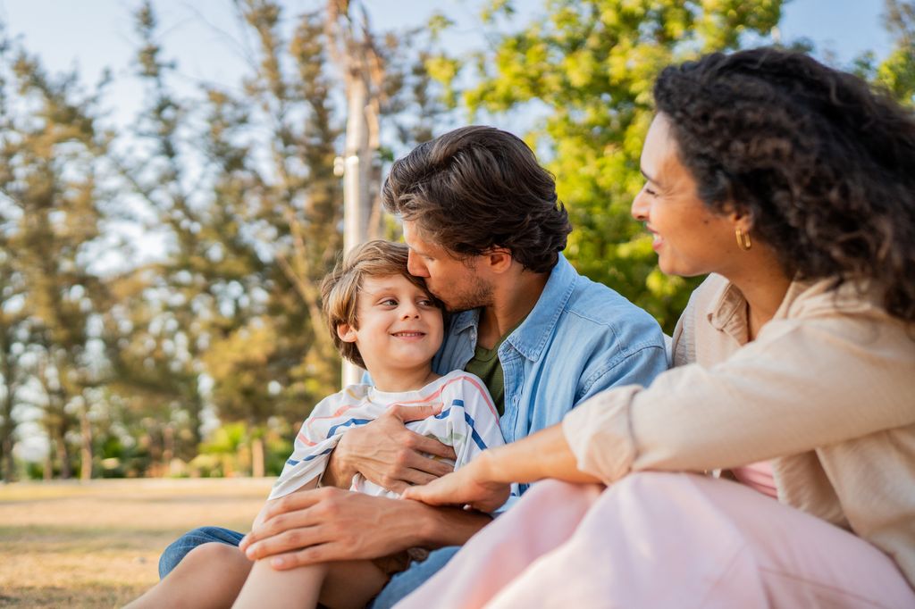Padres con su hijo en un parque