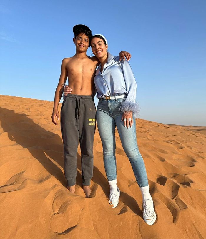 Georgina posa con Cristiano Jr. en el desierto