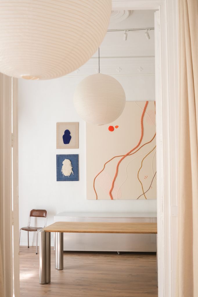 El estudio de Koral Antolín en Malasaña (Madrid), decorado con tres de sus obras inspiradas en la figura humana y el movimiento. 