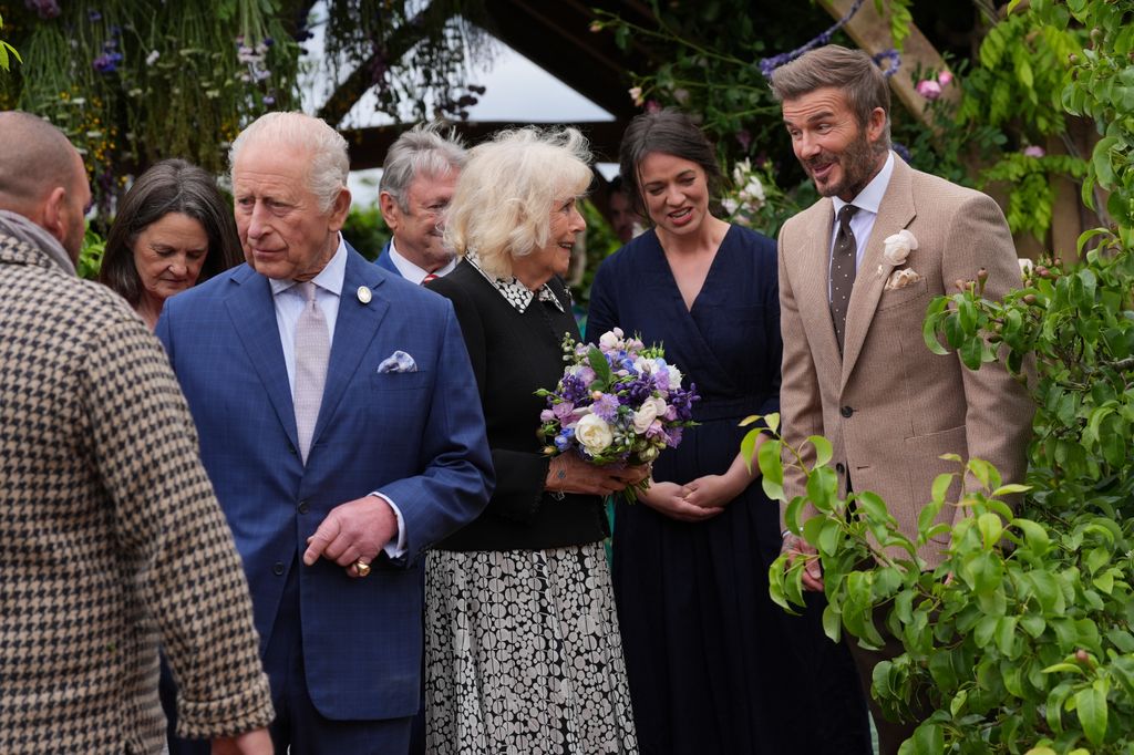 David Beckham habla con la reina Camilla a su llegada al Chelsea Flower Show
