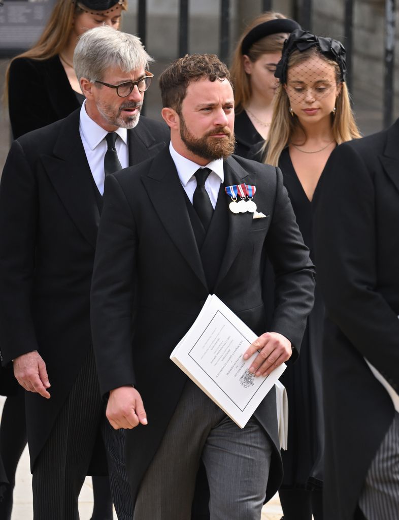 De izquierda a derecha: Timothy Taylor (marido de Lady Helen Taylor), Edward Windsor y su hermana Lady Amelia Windsor en la Abadía de Westminster en el funeral de Estado de Isabel II