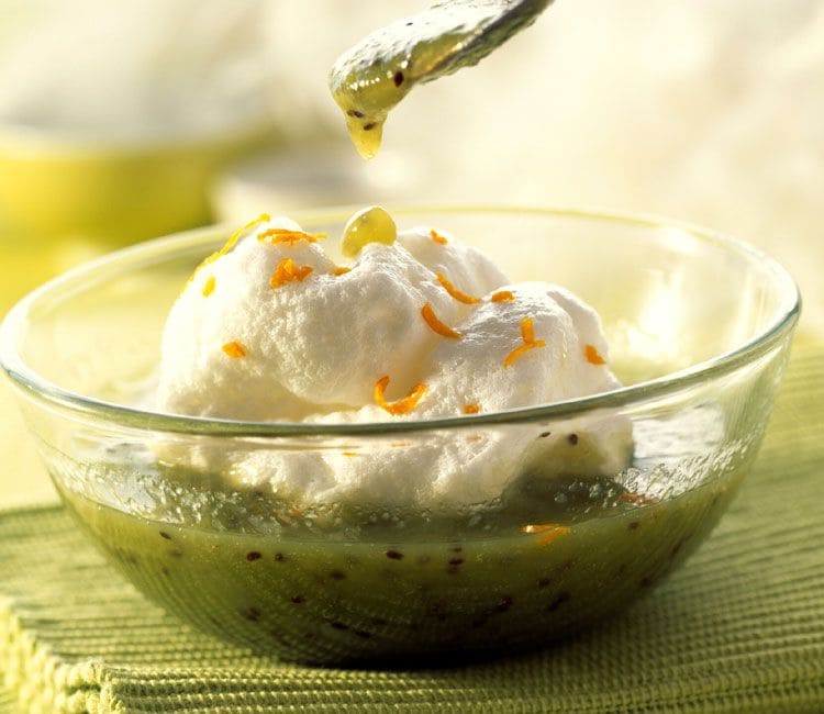 Islas flotantes sobre 'coulis' de kiwi