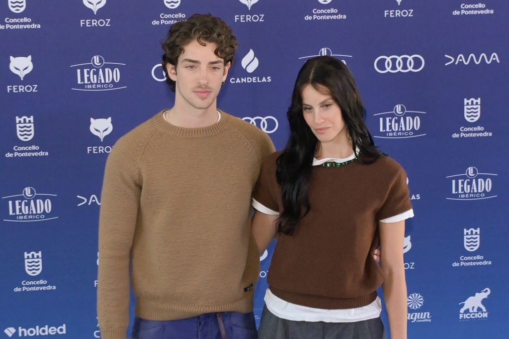Milena Smit y Manu Ríos durante la presentación de los Premios Feroz 2026, en Pontevedra