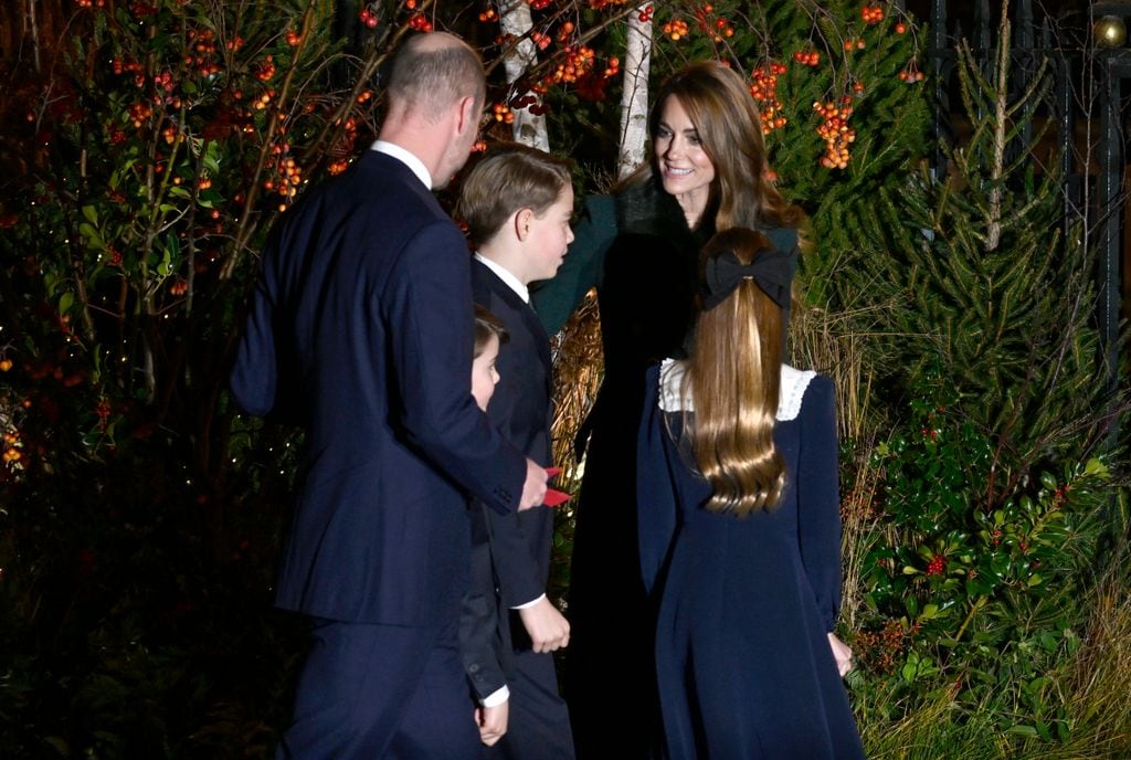 Catherine, Princesa de Gales, saluda al Príncipe Guillermo, Príncipe de Gales (izq.), al Príncipe Luis de Gales, al Príncipe Jorge de Gales y a la Princesa Carlota de Gales mientras asisten al servicio de villancicos 'Juntos en Navidad' en la Abadía de Westminster.