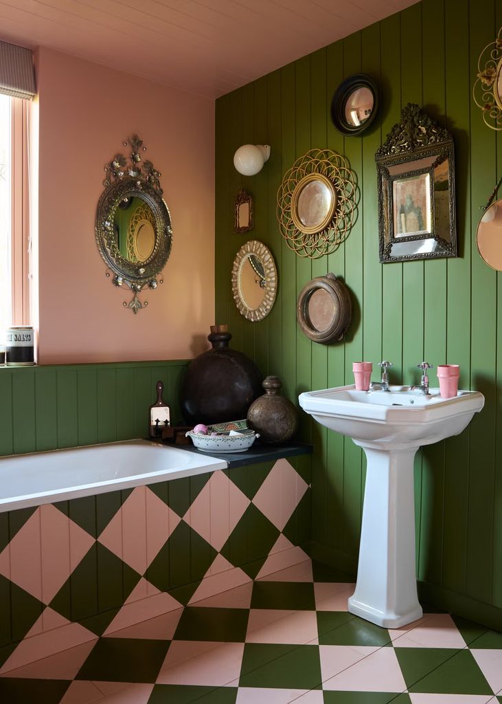 Suelo y bañera pintados a rombos en rosa y verde