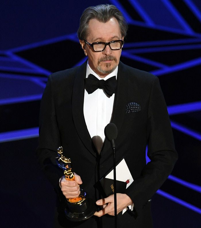 En la categoría de Mejor actor y mejor actriz tampoco ha habido sorpresas. Gary Oldman, que interpreta al que fuera primer ministro británico Winston Churchill en El instante más oscuro, ocupaba el primer puesto en las apuestas y por fin ha conseguido escribir su nombre con letras doradas en la historia de los Oscar.
