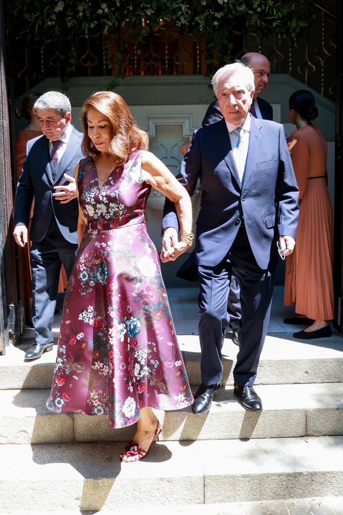 Iñaki, en la boda de su nieta María, junto a su mujer Lola Carretero