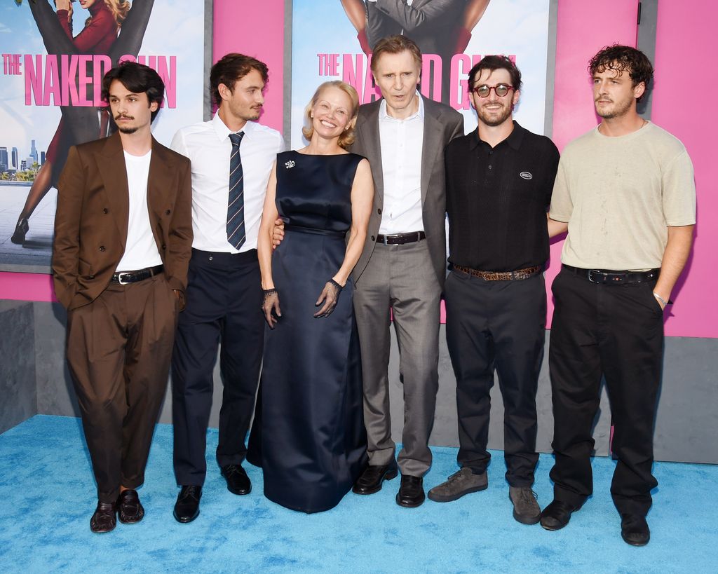 Pamela Anderson y Liam Neeson acompañados de sus hijos en el estreno de The Naked Gun en Nueva York el 28 de julio de 2025