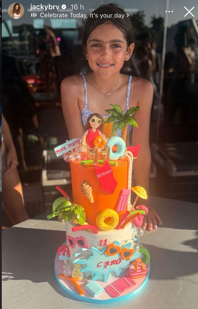 Con un pastel con temática de pool party, Jacky celebró la vida de Caro.