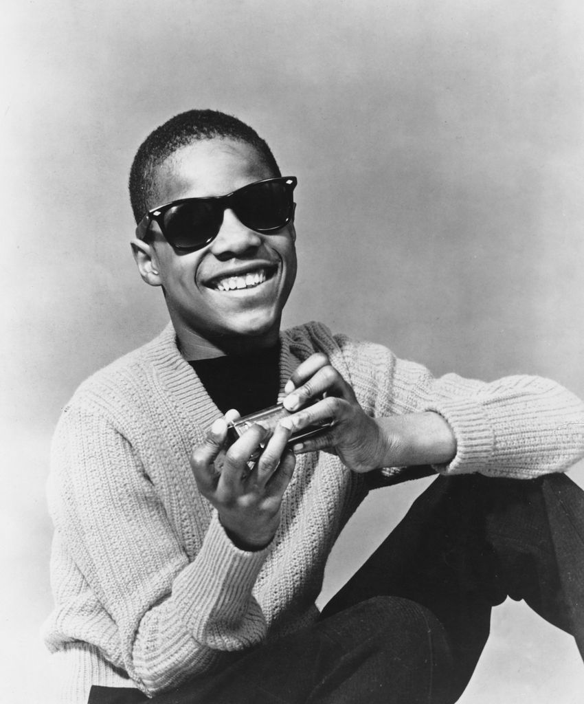 Stevie Wonder posa con su armónica cuando tenía alrededor de 14 años, en una imagen de sus primeros años como fenómeno musical