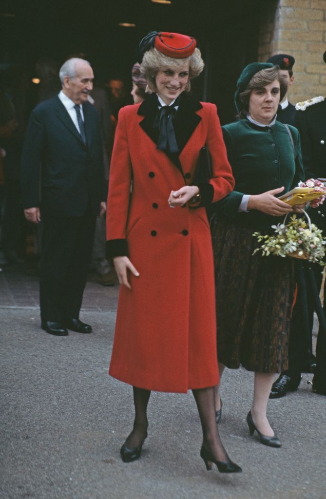 Diana de Gales con abrigo rojo y negro en Bristol, 1983.