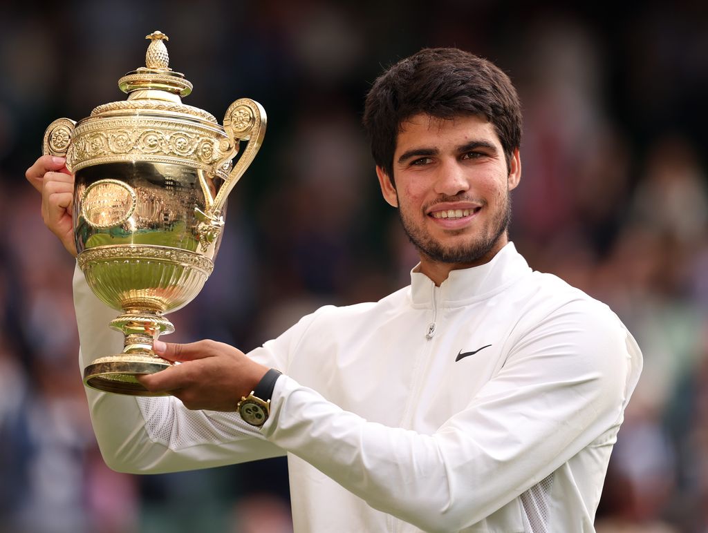 Carlos Alcaraz tras ganar a Djokovic en Wimbledon, en 2023