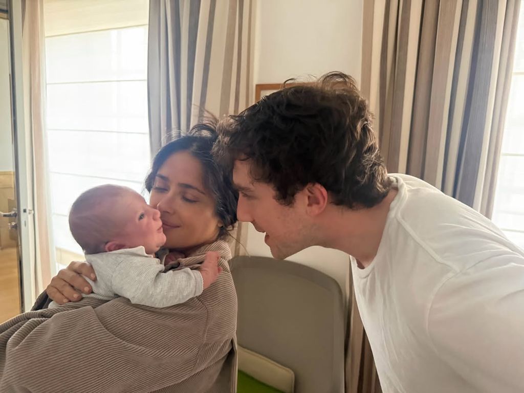 Salma Hayek con el bebé de su hijastro Francois Pinault Jr.