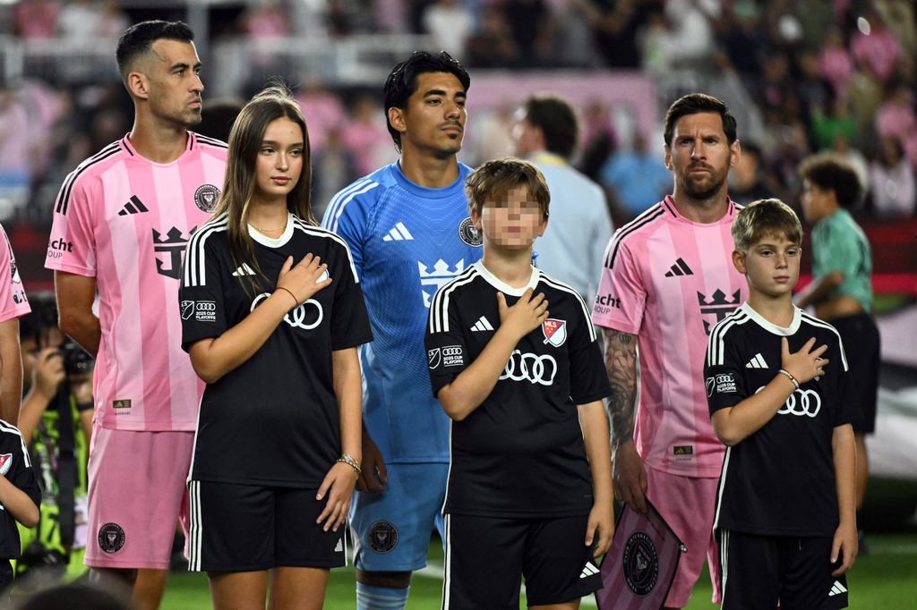 Arabela Rose y Theodore Kushner cantaron el himno nacional junto a las estrellas del Inter Miami.