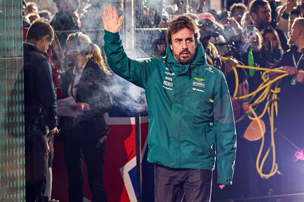 El piloto asturiano saluda a los aficionados