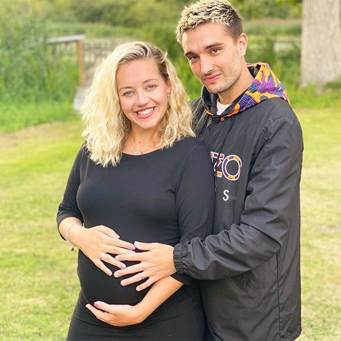 Tom Parker, junto a su esposa embarazada