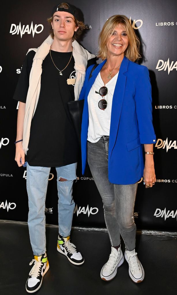 Arantxa de Benito, junto a su hijo, Aitor, en la presentación de la autobiografía de DJ Nano.