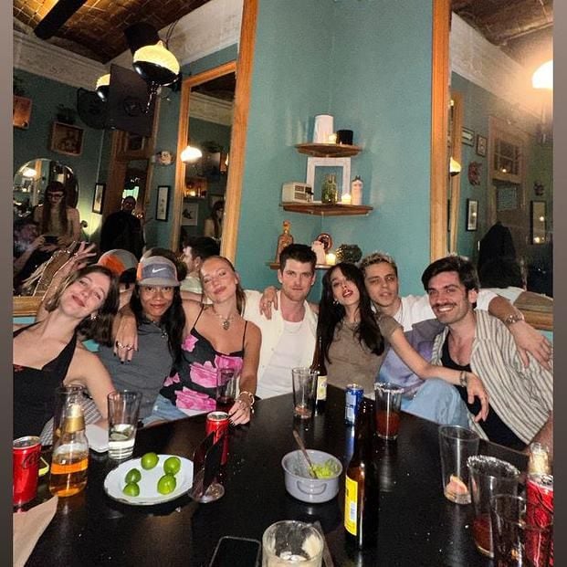Danna Paola con sus compañeros de \'Elite\'