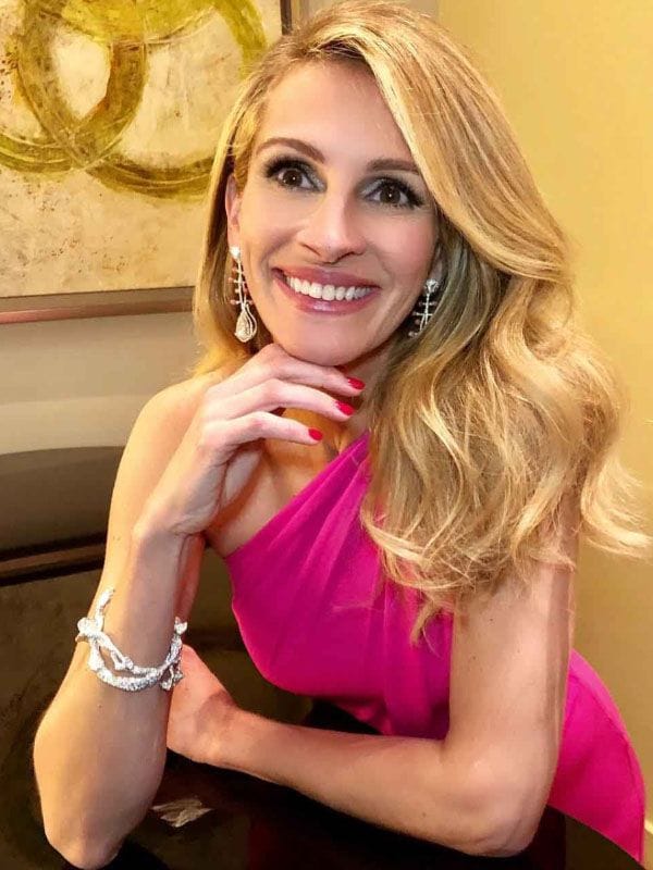 Julia Roberts con blusa fucsia