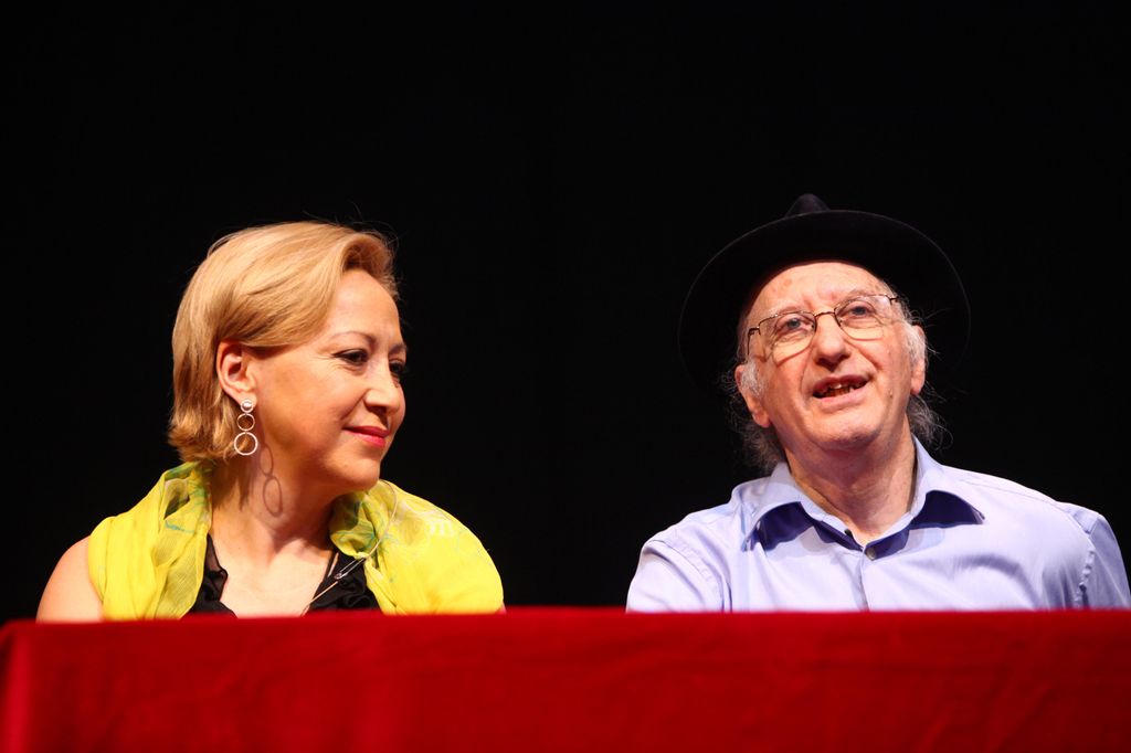 Juan Tamariz con su esposa Consuelo Lorgia durante la presentación del espectáculo 'Magia con encanto' el 31 de mayo de 2011 en Madrid  
