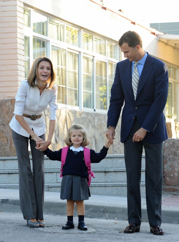 Los príncipes de Asturias llevaron a la entonces infanta de la mano hasta el interior del centro, dejando una entrañable estampa familiar