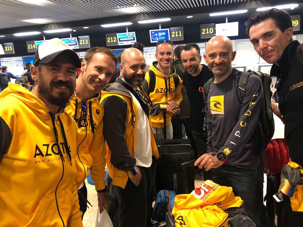 Antonio Lobato junto al equipo de Cris contra el Cáncer