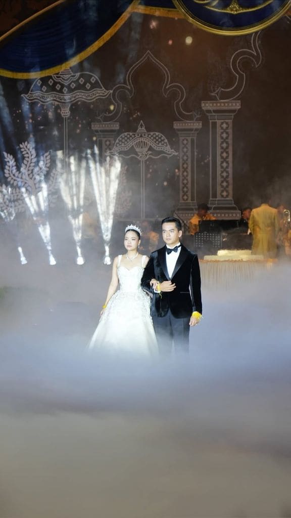 Los novios haciendo su entrada en medio de una nube de huo