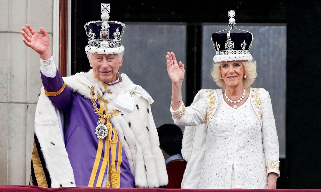 HOLA4111 CARLOS III Y CAMILLA EN EL BALCÓN DE BUCKIMGHAM PALACE