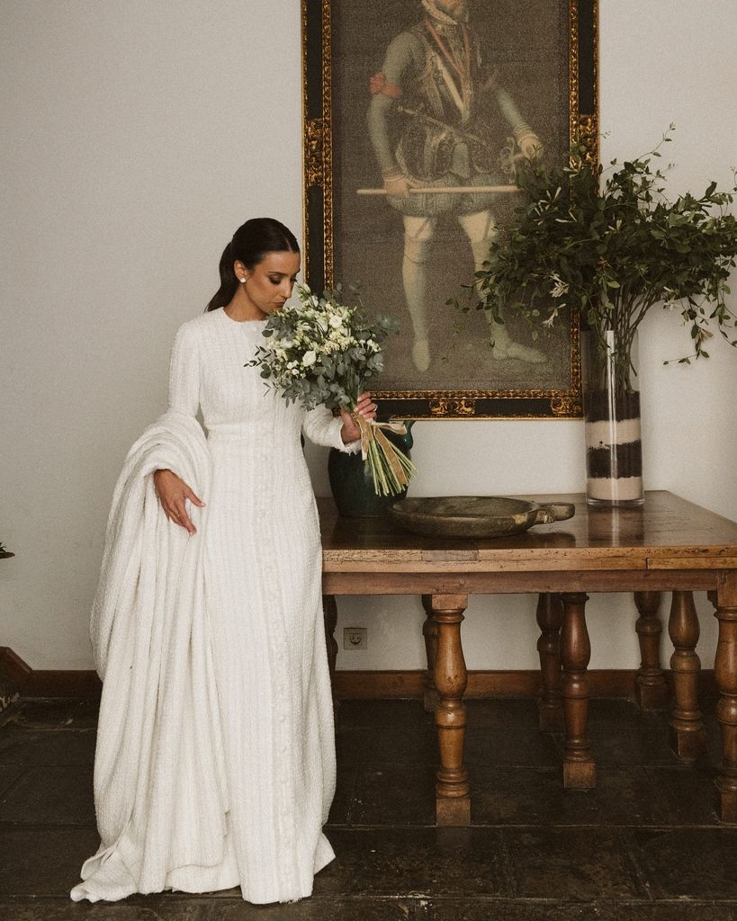 Novias de otoño con vestidos de tweed con botonadura central