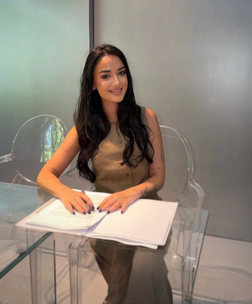 Julia Janeiro en la firma de su primera casa