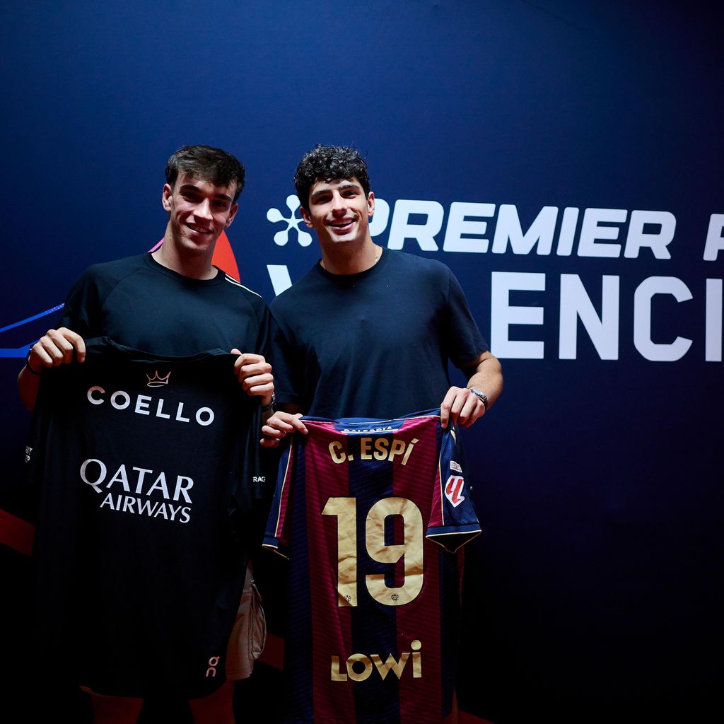El jugador junto con su camiseta del Levante UD