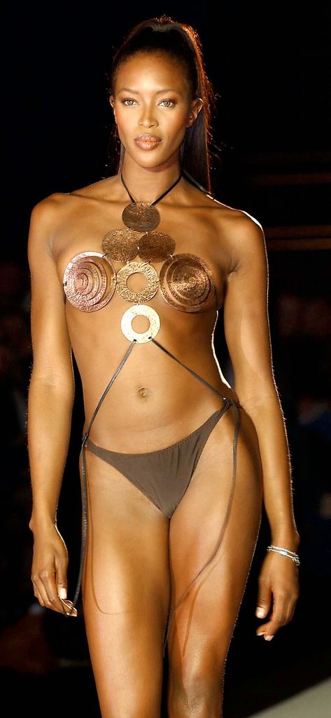 Naomi Campbell sobre la pasarela de Jasper Conran el 2003 en Londres.