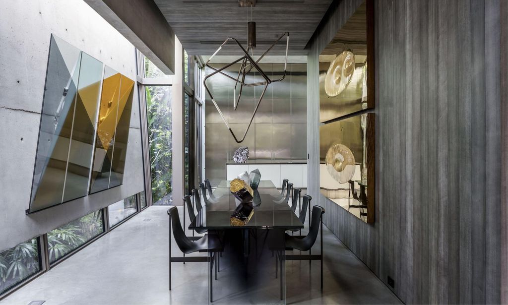 comedor interiores de la casa de avenue prairie de rene gonzalez architects