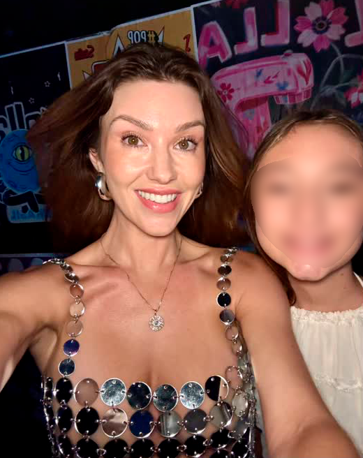 La pequeña de tan solo 11 años es un clon de su padre 