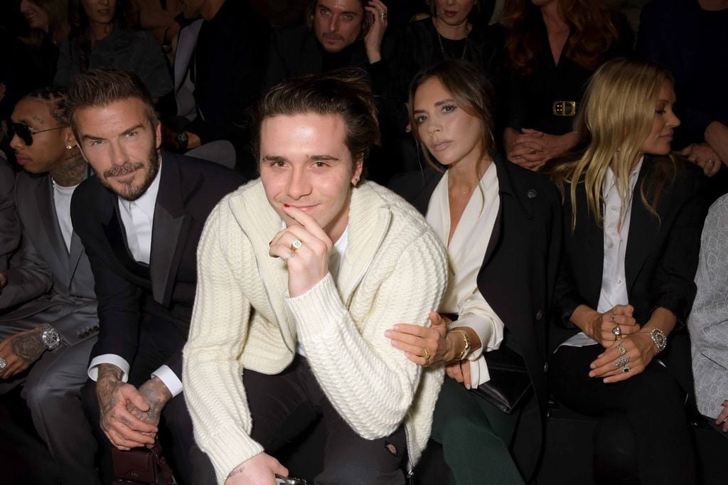 David Beckham, Brooklyn Beckham, Victoria Beckham en el desfile de Dior en París, en 2021.