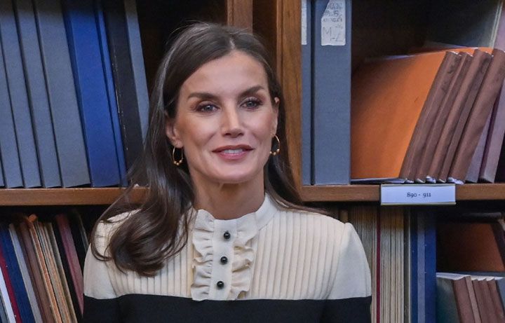 Doña Letizia estrena un favorecedor mono victoriano de pantalón 'culotte'