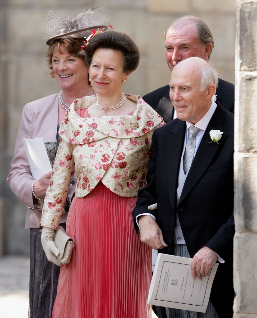 La princesa Ana con su consuegro, Phil Tindall en la boda de Mike y Zara Tindall en 2011