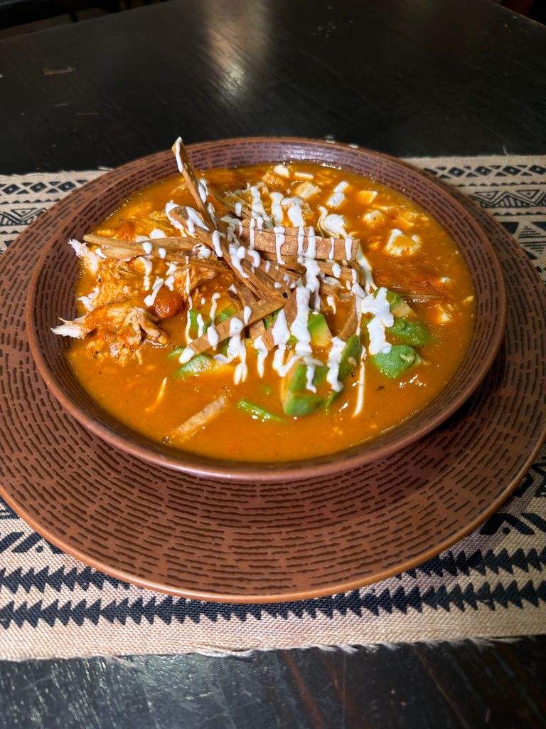 La sopa azteca es un clásico ancestral que combina historia, tradición y el calor reconfortante del maíz y el chile.